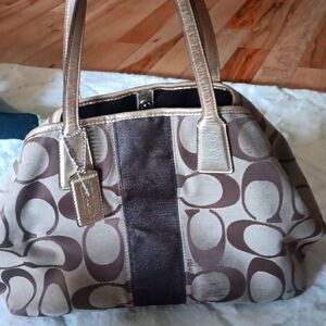 Coach RARE Vintage Large Hand Bag, Purse. Large amounts of space.